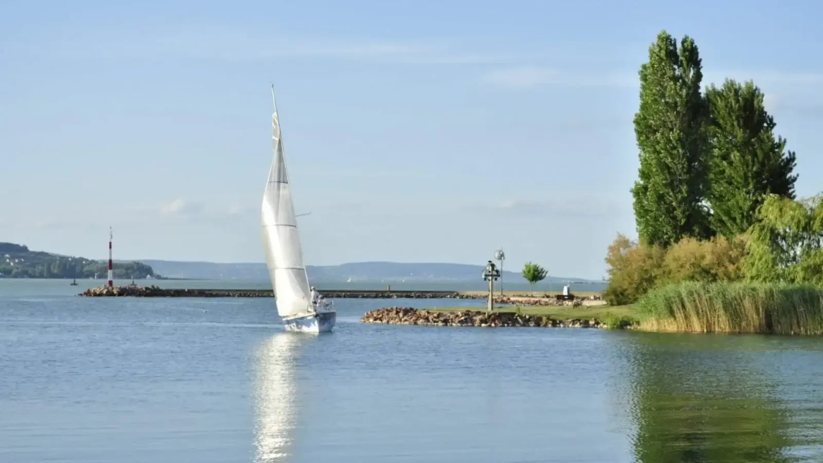 Újabb felújítás Balatonföldváron: lezárják a Galamb-szigetre vezető hidat