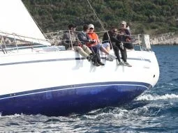 Delfinek üdvözölték a mezőnyt